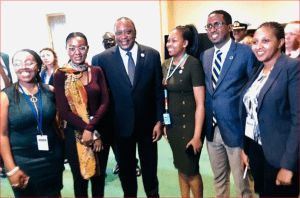 President Uhuru Kenyatta poses for a photo with the youth attending a conference in NYC