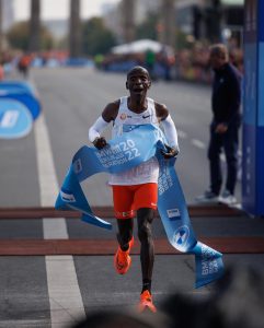 Eliud Kipchoge breaks his record in Berlin