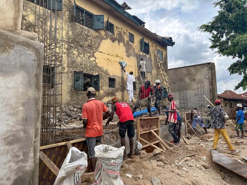 Over 100 Inmates Escape Nigerian Jail Damaged by Heavy Rain