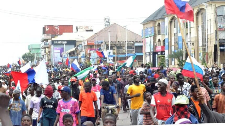 Nigerian Police Crack Down on Demonstrators Flying Russian Flags During Protests